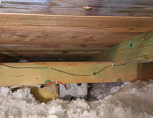 Zateplení stropu chaty s pultovou střechou pomocí foukané izolace